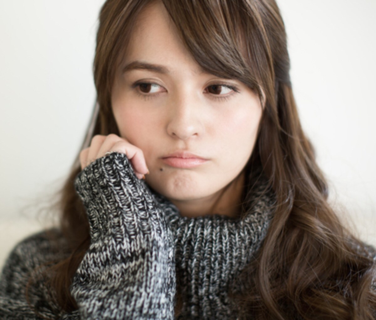 好感度を下げる？「への字口」の原因や正しい治し方について