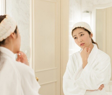 顔ニキビとは原因が違う?胸ニキビの原因とお肌のケア方法とは?