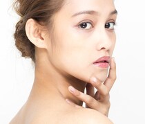 冬なのに背中ニキビが大量発生!? 原因や正しい治し方について