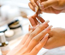 ジェルネイルが割れやすくなる原因・長持ちさせる方法とは？