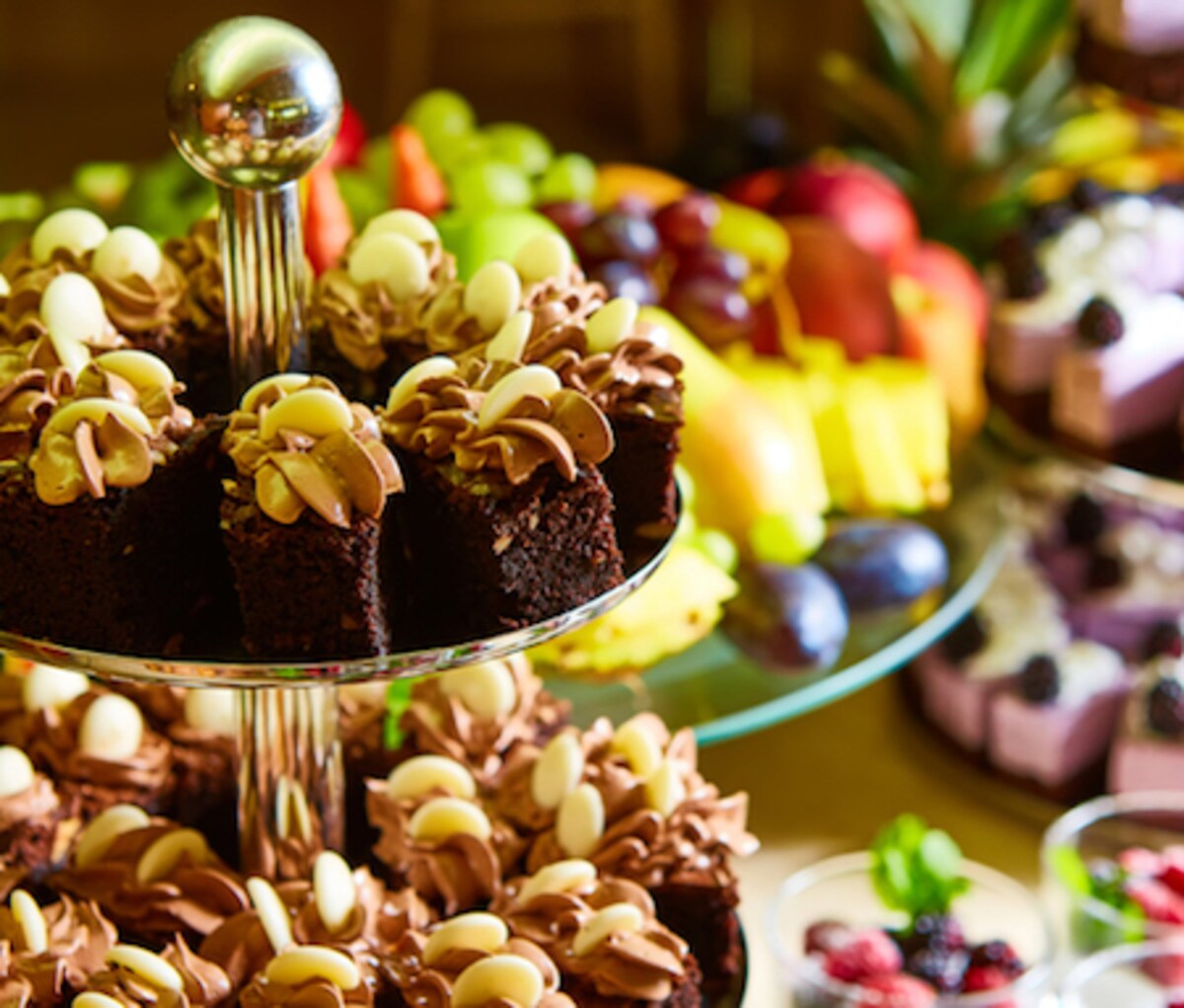 そのニキビは食べ過ぎが原因！太らなくても肌へ与えるダメージ大！