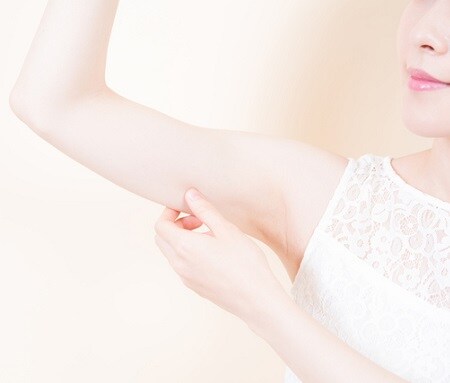 運動が苦手でも大丈夫！ 二の腕痩せには「逆腕立て伏せ」が効果絶大