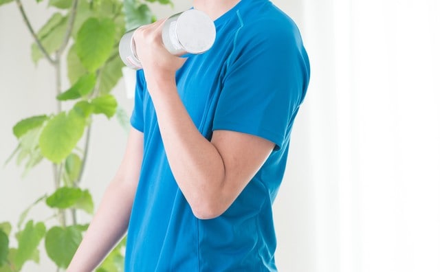 自宅で簡単！部位別ダンベルトレーニング６選