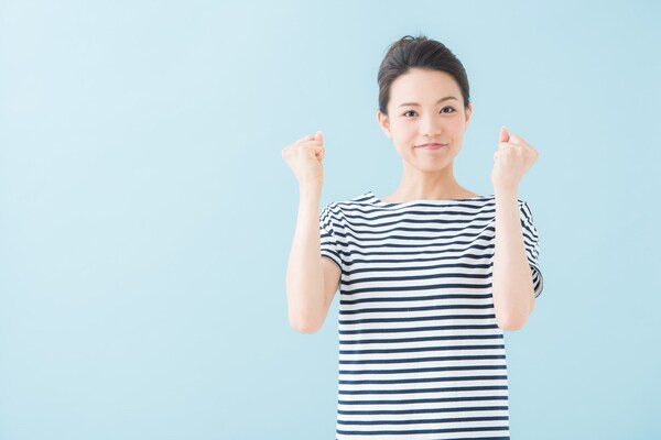 顔のたるみ原因はスマホ猫背!? 今すぐ実践したい3つの改善法