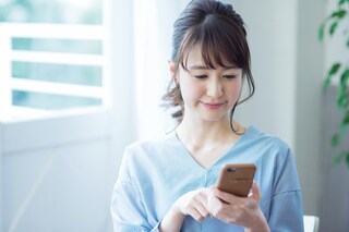 顔のたるみ原因はスマホ猫背!? 今すぐ実践したい3つの改善法