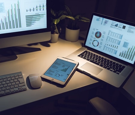 紫外線よりも怖い!?「ブルーライト」が美容に及ぼす影響とは？