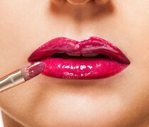 口紅やグロスが服にべったり…！今すぐできる応急処置方法について