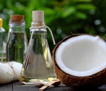 頭皮乾燥に抜群の効果！ココナッツオイルでパサパサ髪がツヤツヤに！