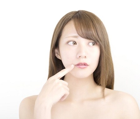 朝起きたらほうれい線がくっきり…! ほうれい線の原因と対策とは?