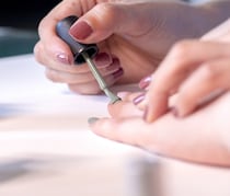 その爪、限界超えてない？爪が割れるのは栄養不足が原因かも