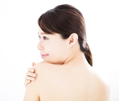 みんな背中の毛ってどうやって剃ってるの?自分で上手に処理する方法