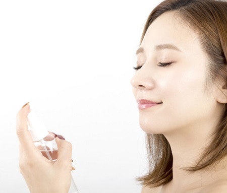 ミスト化粧水は使い方を間違えると乾燥肌に…肌が潤う活用法