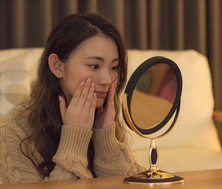 意外と目立つ頬のたるみ毛穴…スキンケアで毛穴を解消させるには？