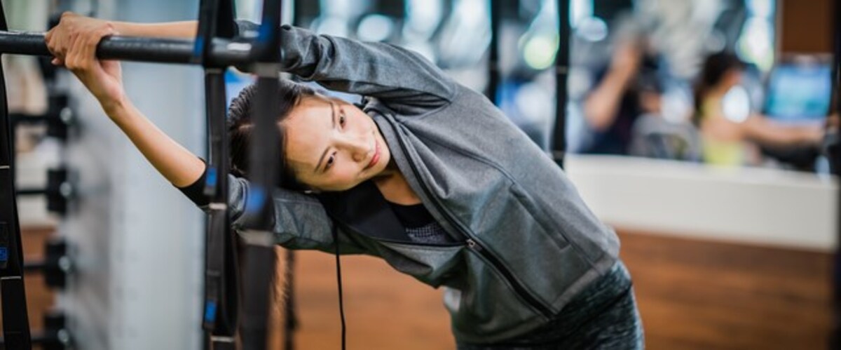 背筋ストレッチでガチガチになった背中や肩のコリを解消！