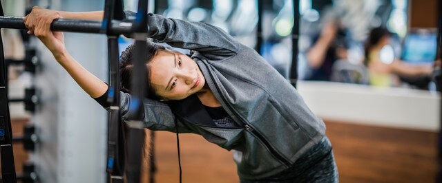 背筋ストレッチでガチガチになった背中や肩のコリを解消!