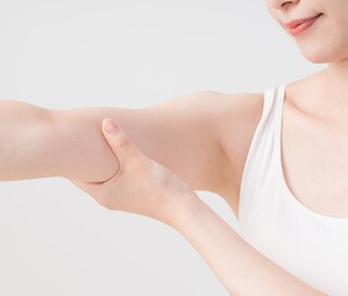 今すぐできる「小指トレーニング」で「二の腕のたるみ」を引き締め！