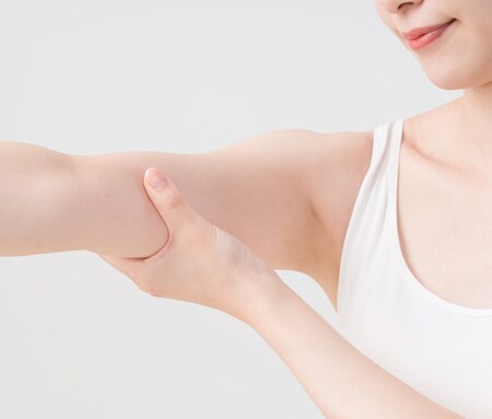 今すぐできる「小指トレーニング」で「二の腕のたるみ」を引き締め!