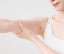 今すぐできる「小指トレーニング」で「二の腕のたるみ」を引き締め！