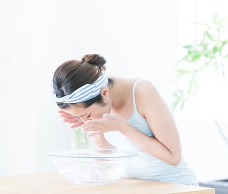 夏は炭酸でサッパリ!毛穴の汚れも落ちる「炭酸洗顔」の効果とは