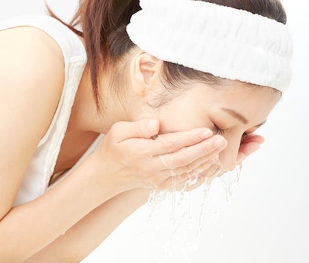 洗顔料を使わずに、肌に備わる美肌菌を育てる「育菌洗顔」とは