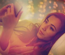 ストップ！寝る前のスマホは肌荒れの原因になるからやめて！