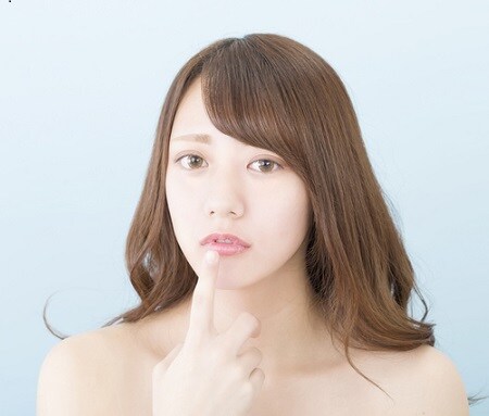 化粧水のバシャバシャ塗りで乾燥肌に…肌に必要な化粧水の量は?