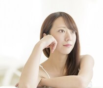 眉間に角栓ができやすい原因とスキンケアのポイントとは？