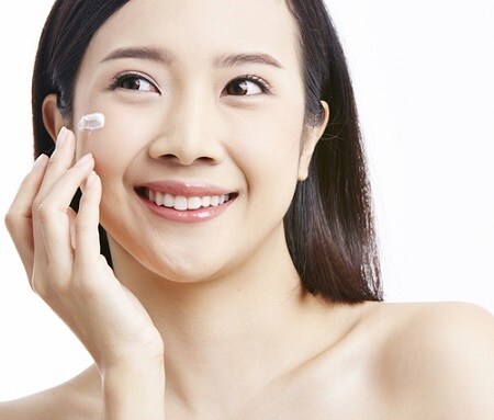 化粧下地と日焼け止めは一緒に使う?ベースメイクの順に気をつけて