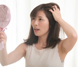 白髪は生える場所によって原因が違うって本当？白髪のケア方法