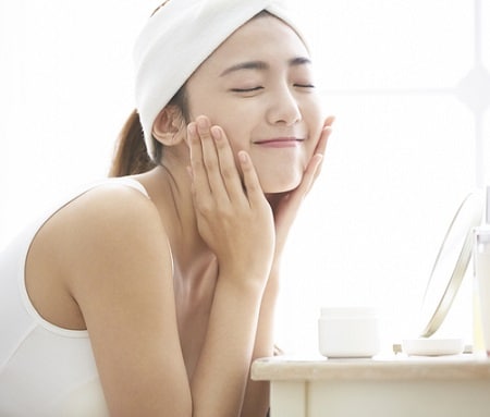 ニキビの芯「コメド」の悪化を防ぐ、自宅でできるスキンケアって?