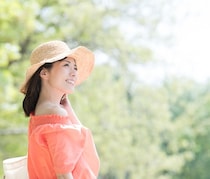 日焼け止めを塗ると肌が乾燥する…？ 潤いを保ちながら紫外線対策を