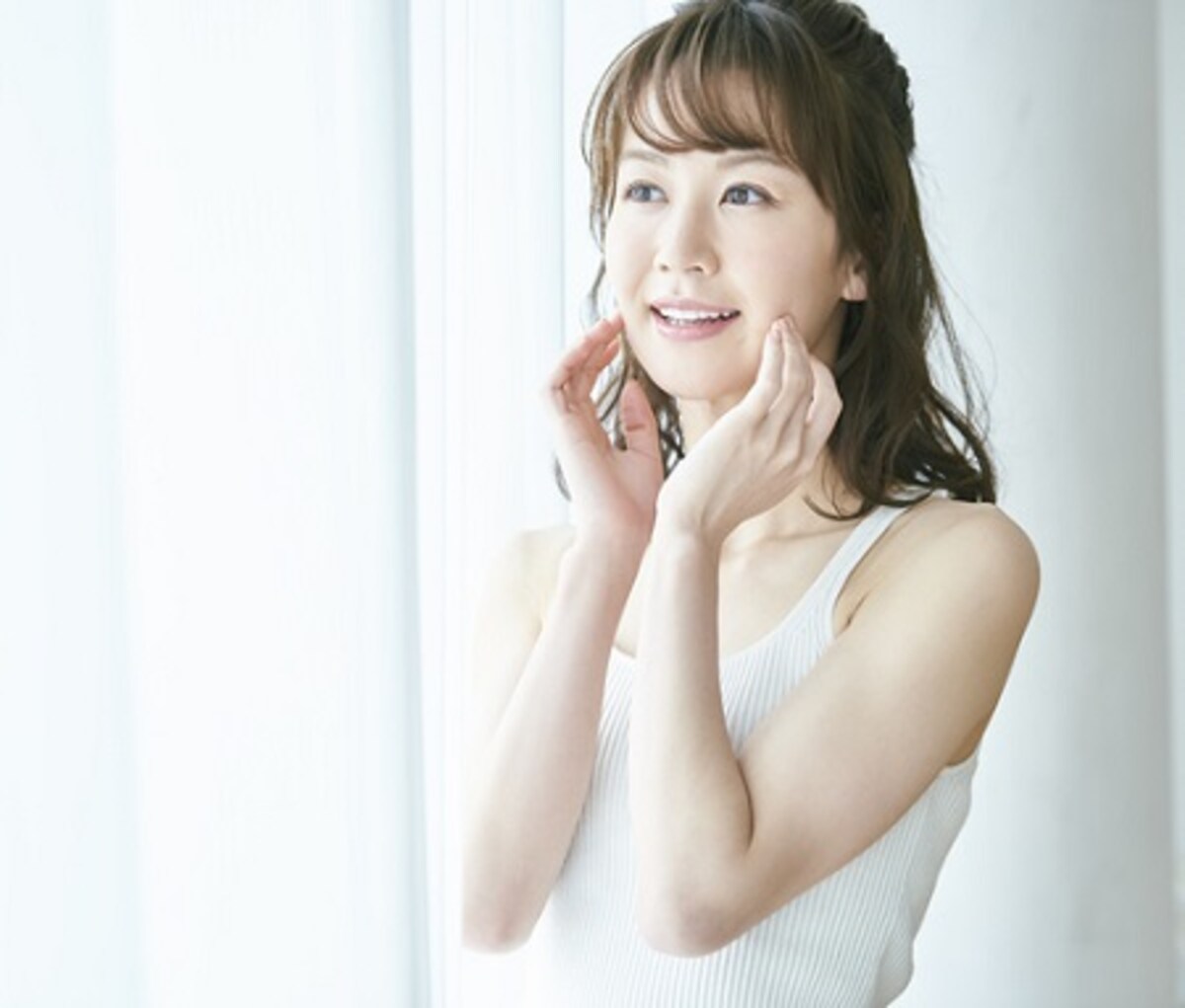 頬の毛穴が目立つのは「たるみ」が原因？毛穴を引き締めるコツとは
