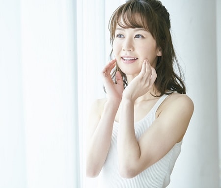 頬の毛穴が目立つのは「たるみ」が原因？毛穴を引き締めるコツとは