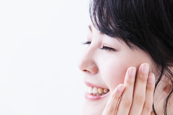 夏の季節にひんやり気持ちいい!氷マッサージで毛穴を引き締めよう