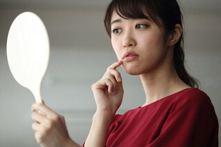 美肌は腸内で作られる？　便秘で肌荒れが起こる原因と対策