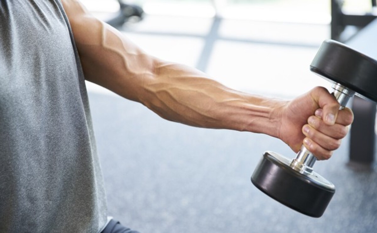 ダンベルを使って効果UP！腹筋筋トレ３選！