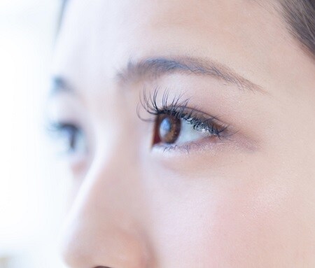 アイシャドウが二重の溝に溜まるのは、スキンケアが原因かも?