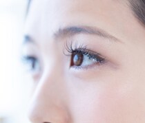 アイシャドウが二重の溝に溜まるのは、スキンケアが原因かも？