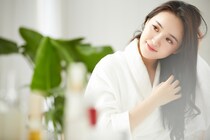 家でもサラサラ髪に！「ヘアトリートメント」効果を引き出すコツ