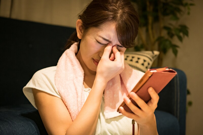 老眼ではなく”労眼”。長時間スマホが招く心身の不調とは?