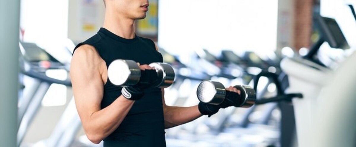 筋トレメニューでダンベルを使うときの注意点やおすすめ器具、鍛え方