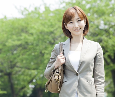 その体の歪み、カバンの持ち方が原因かも?種類別オススメの持ち方