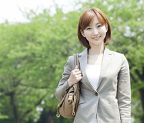 その体の歪み、カバンの持ち方が原因かも？種類別オススメの持ち方