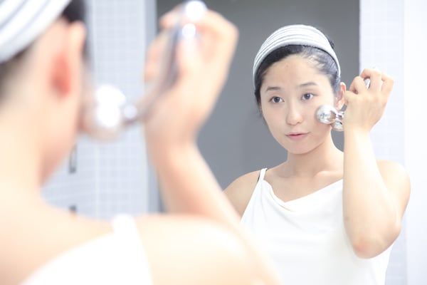 使い方によっては逆効果?! 「フェイスローラー」のNGな使い方