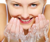 朝は顔を洗わない方がいい？ぬるま湯だけの洗顔法の美肌効果とは？