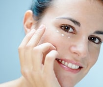 「アイクリーム」って本当に必要？効果と塗り方をマスターしよう！