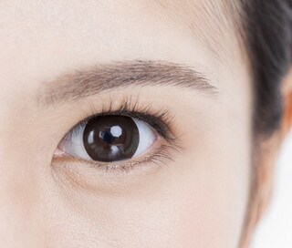 ケアが難しい…加齢による黒クマの解消法とメイクテクニックとは