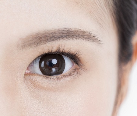 ケアが難しい…加齢による黒クマの解消法とメイクテクニックとは