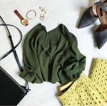 秋のマストアイテム！　とろみシャツで色っぽコーデ