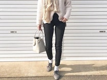 着ぶくれしやすい冬こそ！　ユニクロの美脚デニムで着やせコーデ